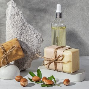 Close-up van een stuk natuurlijke zeep met plantaardige oliën en kruiden
